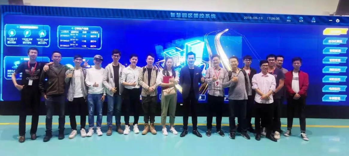 工程师团队在工厂现场调试设备